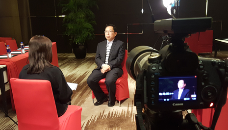 中國(guó)化學(xué)與物理電源行業(yè)協(xié)會(huì)秘書(shū)長(zhǎng)劉彥龍接受《新能源1+1》視頻人物專訪節(jié)目組采訪