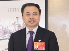 全國人大代表、天能集團(tuán)張?zhí)烊危航ㄗh優(yōu)化鉛蓄電池產(chǎn)業(yè)財(cái)稅政策