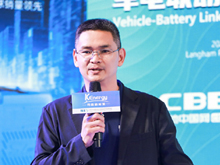 多氟多副總經理，新能源事業部總經理趙永鋒主持“兩輪電動車鋰電技術與突破”主題論壇