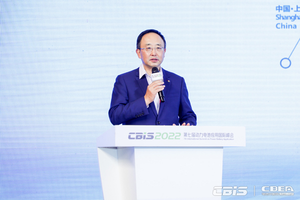 欣旺達(dá)電子股份有限公司副總裁梁銳主持“低碳背景下的動力電池全球化格局”主題論壇