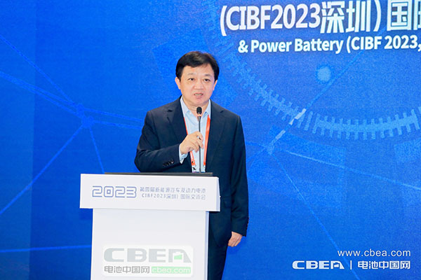 大會(huì)主席、國(guó)家科技成果轉(zhuǎn)化基金新能源汽車創(chuàng)業(yè)子基金合伙人兼總裁方建華主持會(huì)議