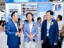 圖為電源行業協會領導和協會理事會部分成員代表參觀CIBF2025