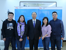 圖為《中國制造》調(diào)研組一行與風(fēng)帆股份董事長劉寶生合影