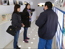 圖為《中國制造》調(diào)研組一行參觀風(fēng)帆股份產(chǎn)業(yè)園