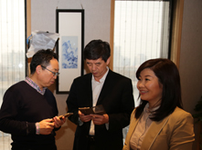 圖為《一路同行》沙龍錄制結(jié)束后嘉賓交流并交換聯(lián)系方式