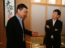 圖為《一路同行》沙龍錄制結(jié)束后嘉賓之間交流