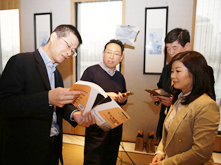 圖為《一路同行》沙龍結(jié)束后嘉賓互相交流